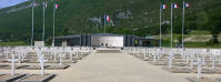 ... Friedhof eines deutschen Massakers 60 Jahre zuvor ...