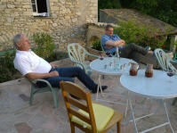 ein Sundowner hinter dem Haus mit Blick auf den Mont Ventoux