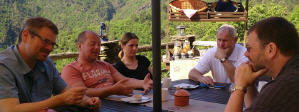 nach dem Frühstück zwangloses Plaudern