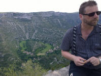 unten im Vis-Tal ein kleines Dorf am ehemals herzförmigen Flusslauf