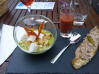kalte Erbsensuppe mit Ziegenkäse, gebratenem Speck und Pastete